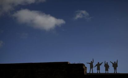 Miniaturas de las figuras de Los Beatles en una pared de Liverpool (Reino Unido).