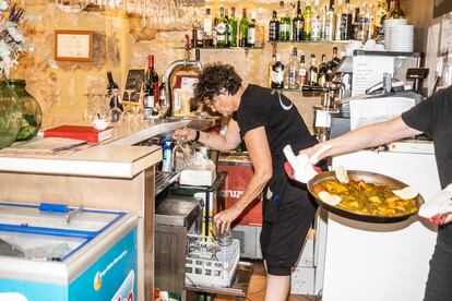 Cande Ros pone el lavavajillas en su restaurante, en la población alicantina de Xàbia.