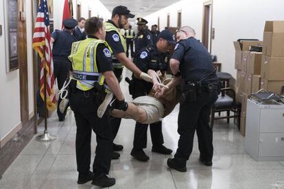 Si el Senado logra aprobar la propuesta, esta pasará al pleno de la Cámara de Representantes para ser sometida a votación, a menos que los dos órganos legislativos acuerden trabajar en una iniciativa conjunta. En la imagen, Tim Murphy, un hombre con VIH de Brooklyn, Nueva York, es detenido junto a la oficina del senador republicano por Tennessee, Lamar Alexander, en el Capitolio.