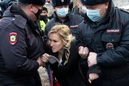La policía arresta a la médico de Navalni Anastasia Vasilyeva junto a la colonia penal IK-2 este martes. 