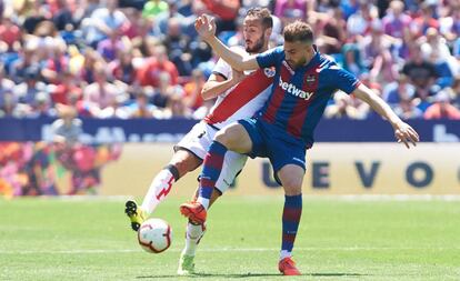 Mayoral (d) y Gálvez, en el Levante-Rayo.