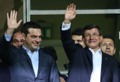 Alexis Tsipras (izquierda) y el primer ministro turco, Ahmet Davutoglu, este martes en Estambul.