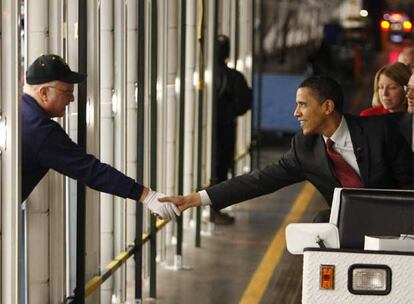 El aspirante demócrata Barack Obama saluda a un trabajador en su visita a una planta de General Motors, ayer, en Wisconsin.