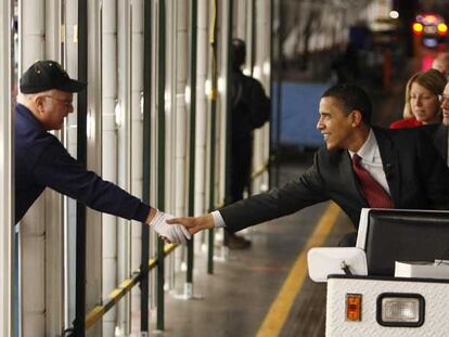 El aspirante demócrata Barack Obama saluda a un trabajador en su visita a una planta de General Motors, ayer, en Wisconsin.