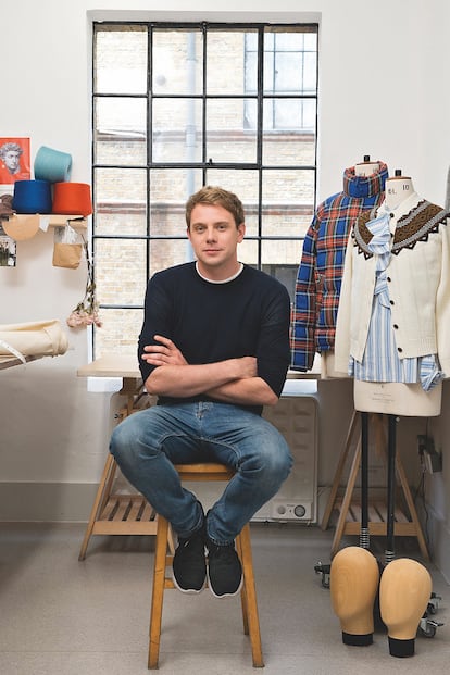 Retrato del diseñador irlandés JW Anderson en el taller.