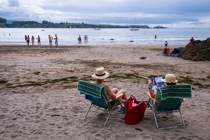 Una pareja de jubilados disfruta de un día de playa en Castropol (Galicia), el 28 de agosto.