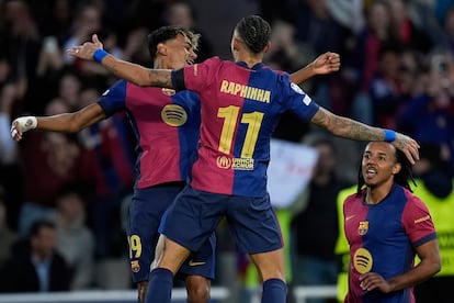 Lamine Yamal y Raphinha celebran el gol del español durante el partido de vuelta de los octavos de final de la Champions League este martes.