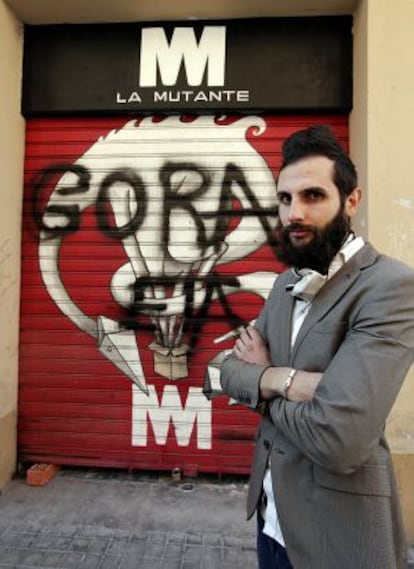 Omar Jerez, frente a la pintada de la galería valenciana La mutante.