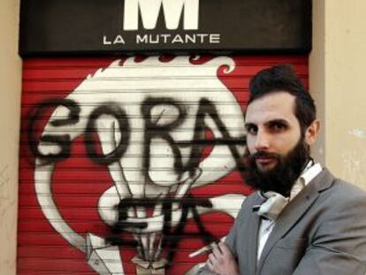 Omar Jerez, frente a la pintada de la galería valenciana La mutante.