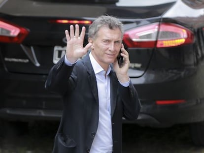 Macri, este lunes, responde a un saludo por las calles de Buenos Aires.