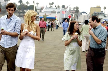 Joel Moore, Paris Hilton, Christine Lakin y Adam Kulbersh en la comedia de 2008 &#039;The Hottie and the Nottie&#039;.