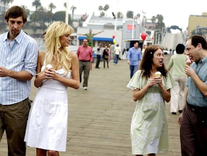 Joel Moore, Paris Hilton, Christine Lakin e Adam Kulbersh na comédia de 2008 'A Gostosa e a Gosmenta'.