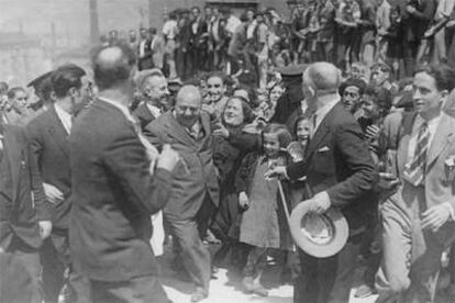 Prieto, ministro de Obras Públicas, es aclamado en Bilbao al inspeccionar las obras de la ría de Nervión en la primavera de 1933.