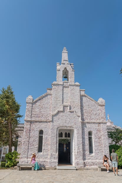Ermita de Caralampio da Toxa, famosa por estar recubierta de conchas de vieiras.