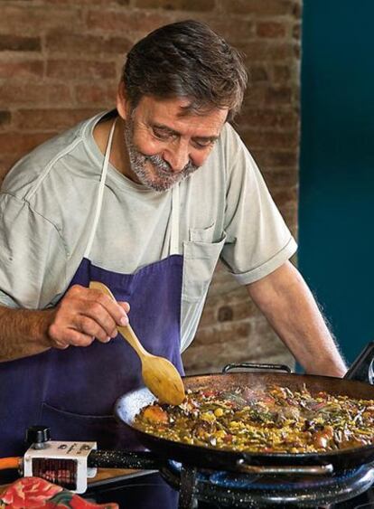 El interiorista Oleguer Armengol, cocinando