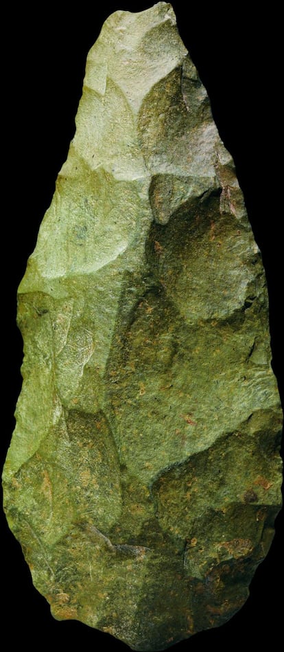 Bifaz olduvayense encontrado en Tanzania, que tiene entre 1,2 y 1,4 millones de antigüedad