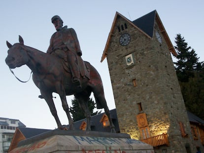 El monumento ecuestre a Julio Argentino Roca, en el centro cívico de Bariloche.