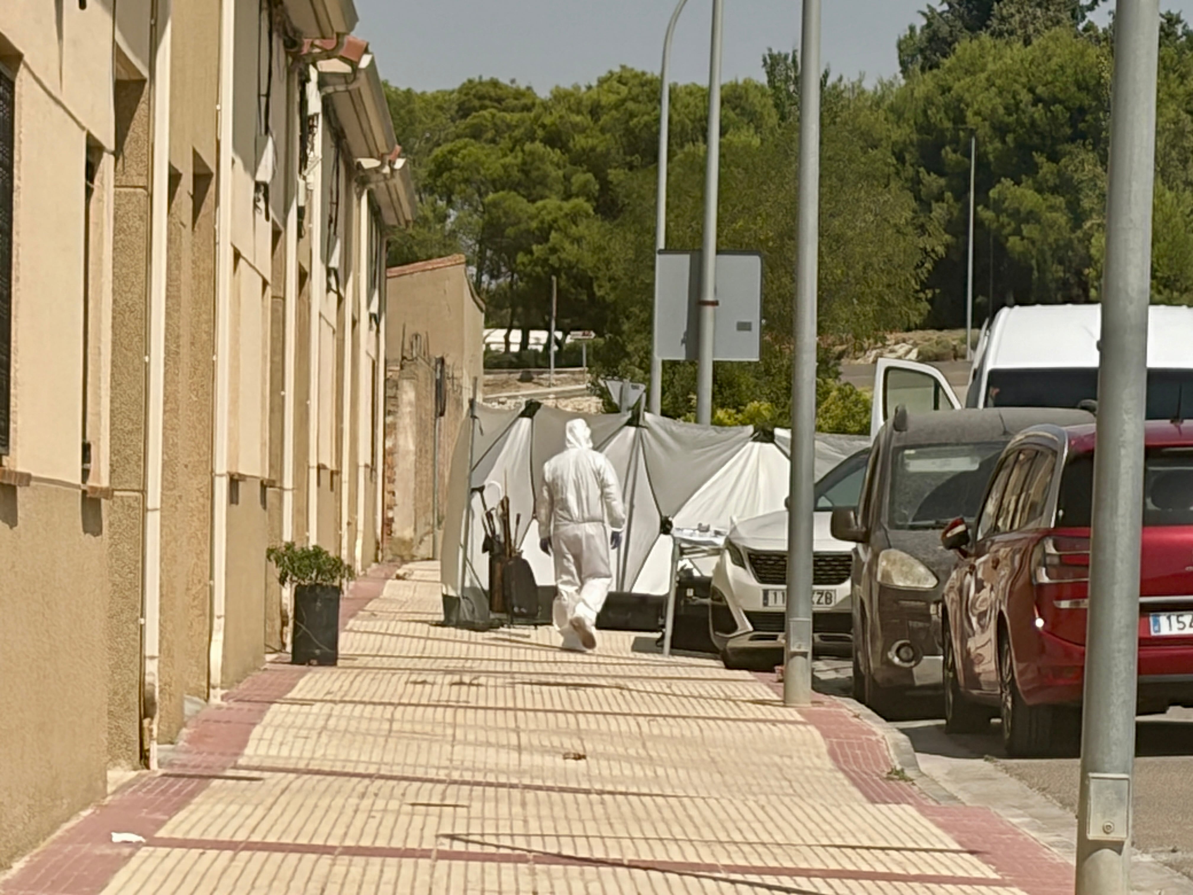 El equipo de criminalística trabaja a las puertas de la vivienda del matrimonio asesinado, el 10 de agosto en Tauste (Zaragoza).