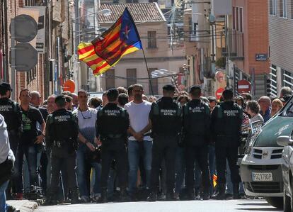 Manifestants i policia a la seu d'Unipost de Terrassa.