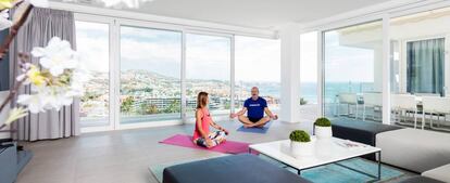 Sesión de yoga en el Baobab Suites de Santa Cruz de Tenerife.