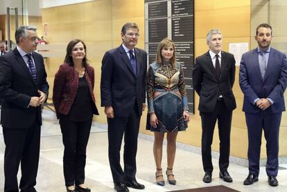 El ministro de Justicia, Rafael Catalá, junto al delegado del Gobierno en el País Vasco, Javier de Andrés, la secretaria del TSJPV Begoña Basarrate, la consejera de Trabajo y Justicia del Gobierno Vasco, María Jesús San José, el vocal del CGPJ, Fernando Grande Marlaska y el decano de los Jueces de Bilbao Aner Uriarte, en el Palacio de Justicia de Bilbao, antes de intervenir en la clausura de las XXVII Jornadas Nacionales de Magistrados y Jueces Decanos de España.