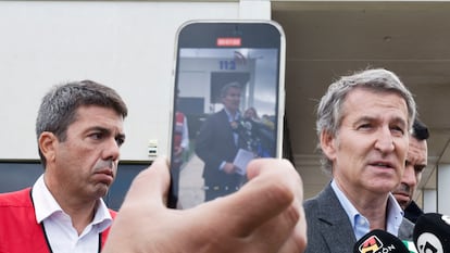 Feijóo (derecha), con el president de la Generalitat, Carlos Mazón, durante su visita este jueves el Centro de Coordinación de Emergencias valenciano.