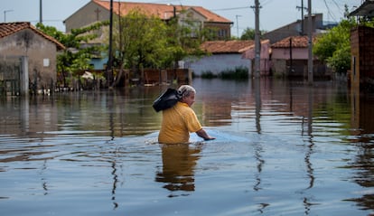 Un poblador de Bañado Sur (Paraguay) camina por una calle durante una inundación, en 2015.