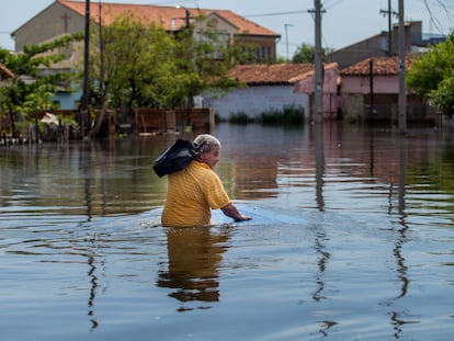 Un poblador de Bañado Sur (Paraguay) camina por una calle durante una inundación, en 2015.