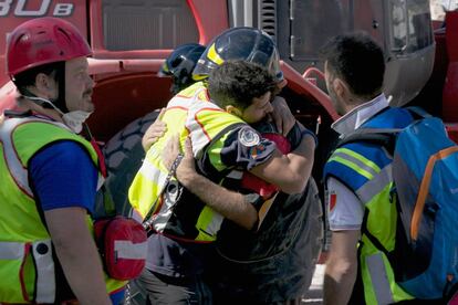 Un superviviente del terremoto de Amatrice abraza a un miembro de los equipos de emergencia.