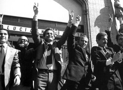 El socialista Rafael Escuredo celebra su victoria en las primeras elecciones autonómicas andaluzas, el 23 de mayo de 1982.