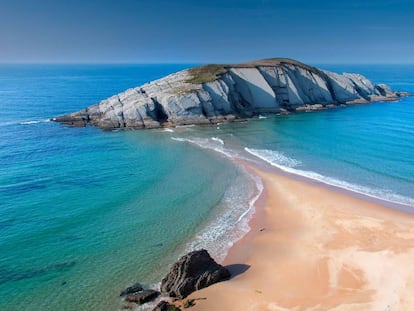 El islote El Castro, en la playa de Covachos (Cantabria).