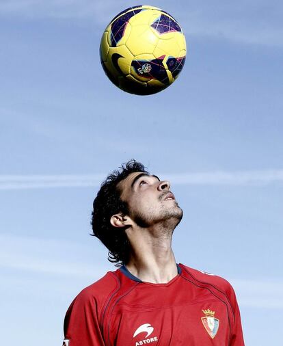 Miguel de las Cuevas, procedente del Sporting, durante su presentanción con el Osasuna.