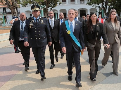 Manuel Rosales llega a un evento en Maracaibo para conmemorar el 214º aniversario de la Declaración de Independencia de Venezuela.