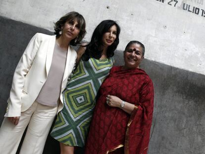 Maite Arango, Sybilla y Vandana Shiva, en Madrid. A la derecha, bolsa <i>Esta bolsa tiene tela.</i>