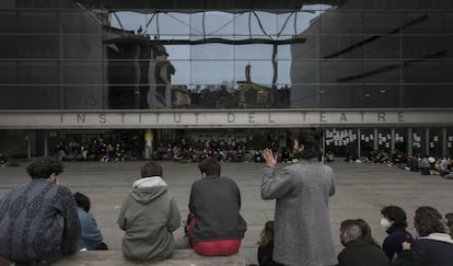 Assemblea d'estudiants a les portes de l'Institut del Teatre, el 26 de febrer.