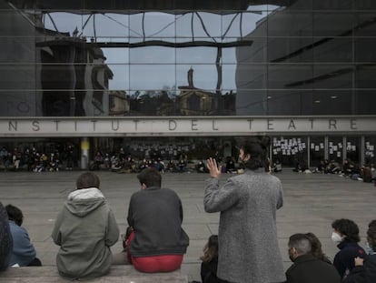 Assemblea d'estudiants a les portes de l'Institut del Teatre, el 26 de febrer.