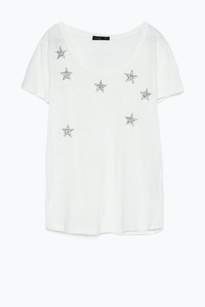 Camiseta bsica con estrellas plateadas de Zara (12,95 euros).