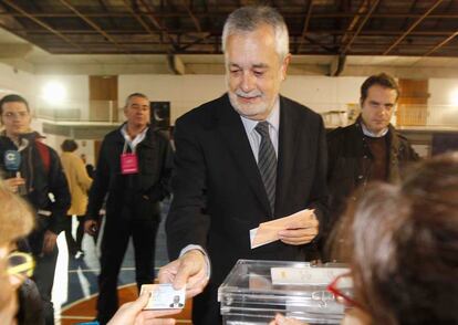 El dirigente del PSOE andaluz y candidato a la presidencia de la Junta, José Antonio Griñán, vota en Sevilla.