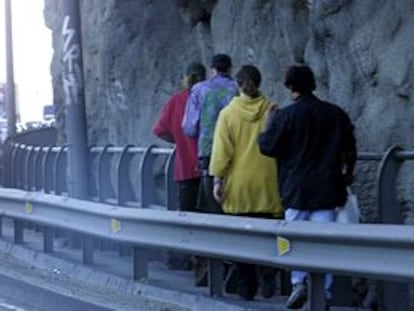 TOXICÓMANOS ACUDIENDO AL POBLADO CAN TUNIS