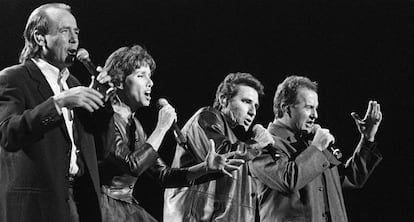 Concierto de &#039;El gusto es nuestro&#039;, con Serrat (i), Ana Bel&eacute;n, Miguel R&iacute;os y V&iacute;ctor Manuel (d), en la plaza de toros de las Ventas en Madrid, el 12 de septiembre del 96.