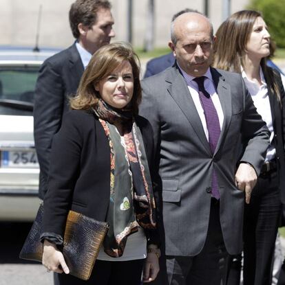 La vicepresidenta del Gobierno, Soraya Sáenz de Santamaría, y el ministro de Cultura, José Ignacio Wert, a su llegada hoy a la capilla ardiente.