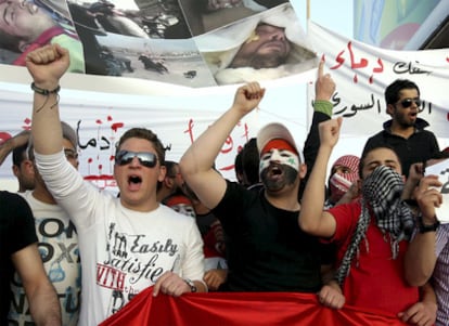 Manifestación contra el régimen de El Asad ante la Embajada siria en Amán, Jordania.