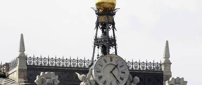 Reloj de la fachada de la sede del Banco de España en Madrid