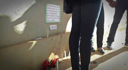 Homenagem às vítimas da tragédia em frente à creche.