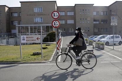 Una mujer que lleva mascarilla pasa frente al hospital de Codogno, en el norte de Italia, donde se han reportado varios casos de coronavirus.
