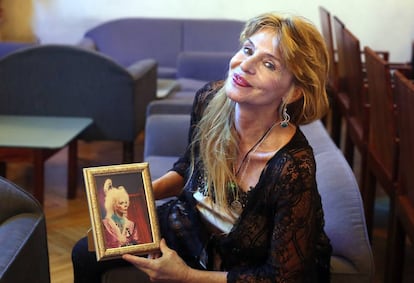 Marisa Tejada sostiene un retrato de el Duende del Globo, el personaje que interpretó en Televisión Española.