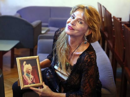 Marisa Tejada sostiene un retrato de el Duende del Globo, el personaje que interpretó en Televisión Española.
