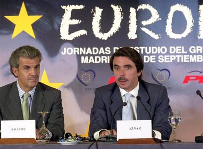 El ex presidente Jos Mara Aznar y el eurodiputado Gerardo Galeote, en un acto del partido en 2003.