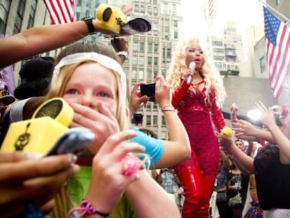 Nicki Minaj rodeada de fans durante un espectáculo de la NBC, el 14 de agosto en Nueva York.