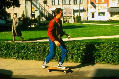 'Regreso al futuro' (Robert Zemeckis, 1985) 
	

	Para su viaje de regreso a la Norteamérica de los años cincuenta con el Dr. Emmett Brown, Michael J.Fox cambiaba su calzado por unas All Star de color negro y, de paso, inventaba el monopatín.